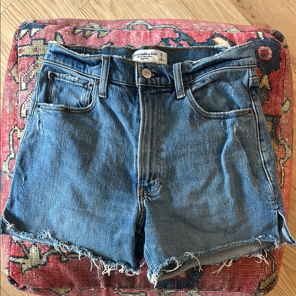Abercrombie 4” Mom Short 26